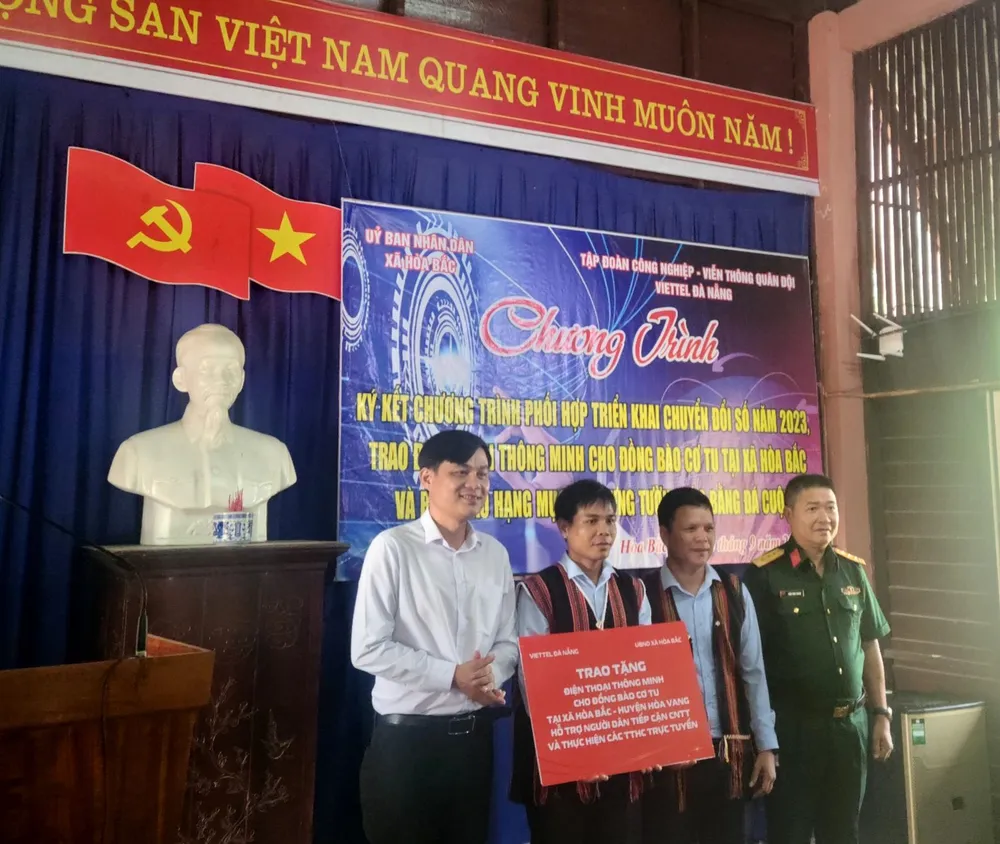 UBND xã Hòa Bắc, Viettel Đà Nẵng - Chi nhánh Tập đoàn Công nghiệp - Viễn thông Quân đội trao tặng 50 chiếc điện thoại thông minh trị giá 100 triệu đồng cho đồng bào Cơ Tu. Ảnh: XUÂN QUỲNH