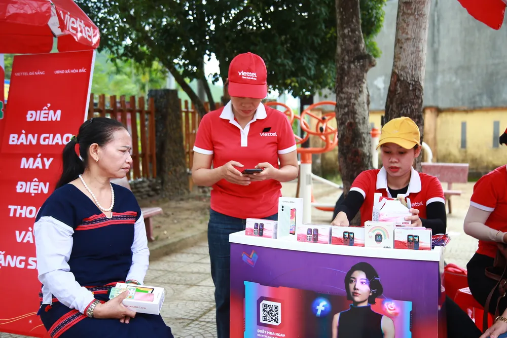 Người dân được hỗ trợ cài đặt các tiện ích liên quan chuyển đổi số. Ảnh: XUÂN QUỲNH