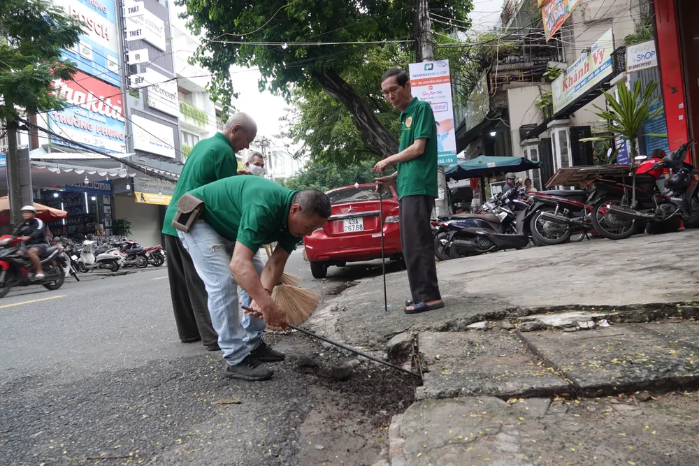 Lực lượng phường Hải Châu II khơi thông cống. Ảnh: XUÂN QUỲNH Lực lượng phường Hải Châu II khơi thông cống. Ảnh: XUÂN QUỲNH