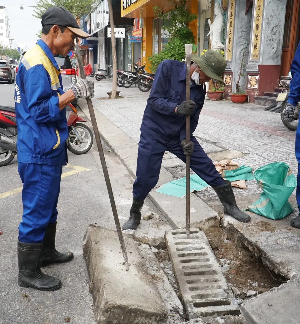 Một lượng đất đá dưới cống đường Ông Ích Khiêm. Ảnh: XUÂN QUỲNH Một lượng đất đá dưới cống đường Ông Ích Khiêm. Ảnh: XUÂN QUỲNH