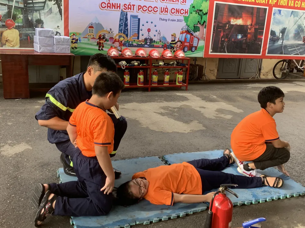 Học sinh thực hành thao tác sơ cứu ban đầu