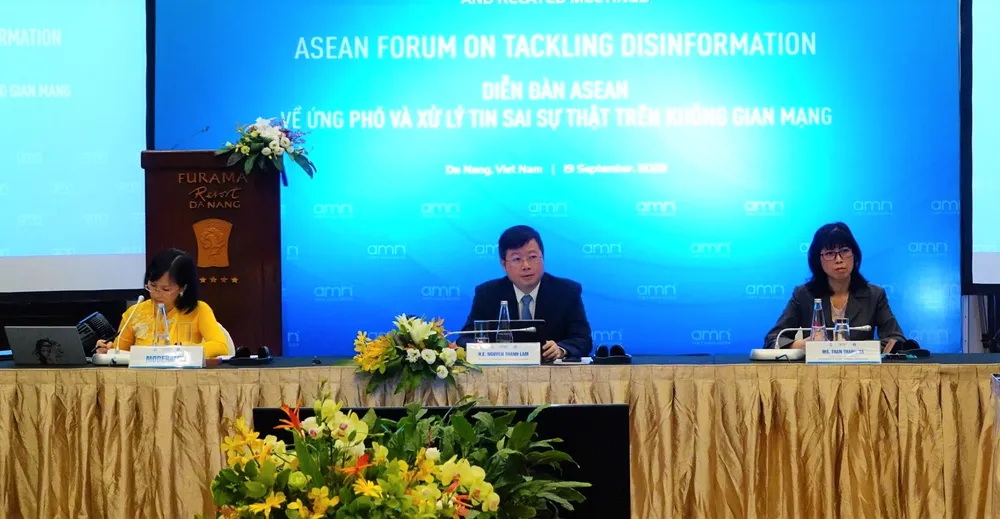 Chủ tọa hội nghị. Ảnh: XUÂN QUỲNH