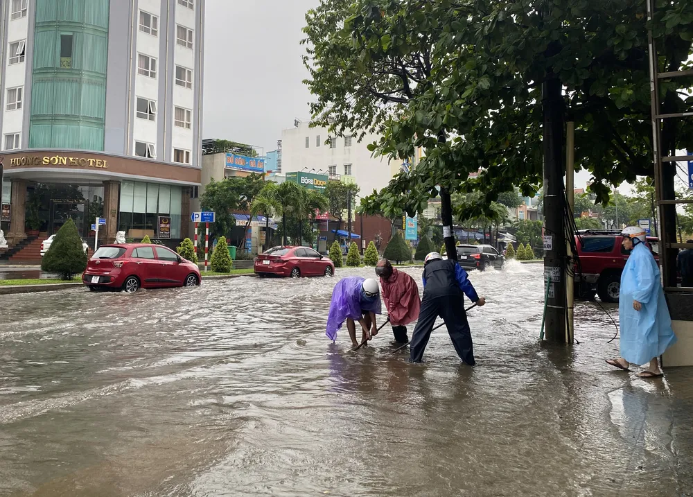 Lực lượng khơi thông đường Cách Mạng Tháng 8. Ảnh: PHẠM NGA