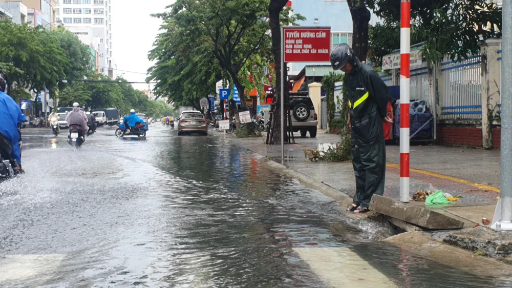 Lực lượng kiểm tra tuyến cống tại đường Hàm Nghi. Ảnh: XUÂN QUỲNH