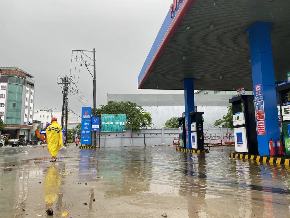 Cây xăng đường Cách Mạng Tháng 8 ngập trong nước. Ảnh: PHẠM NGA
