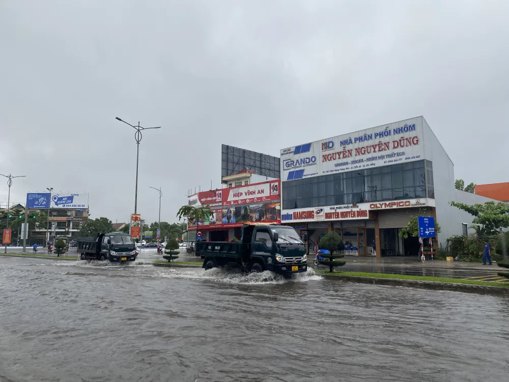 Ngập lụt ở đường Cách Mạng Tháng 8. Ảnh: PHẠM NGA