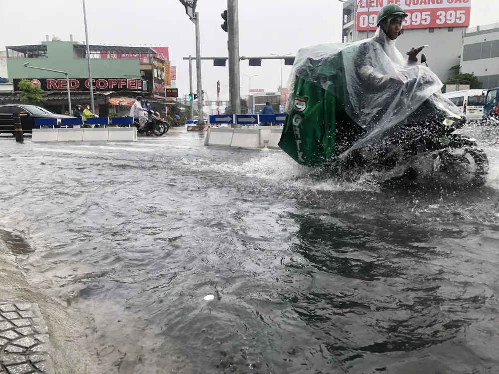 Ngập lụt trên tuyến Tôn Đức Thắng. Ảnh: XUÂN QUỲNH