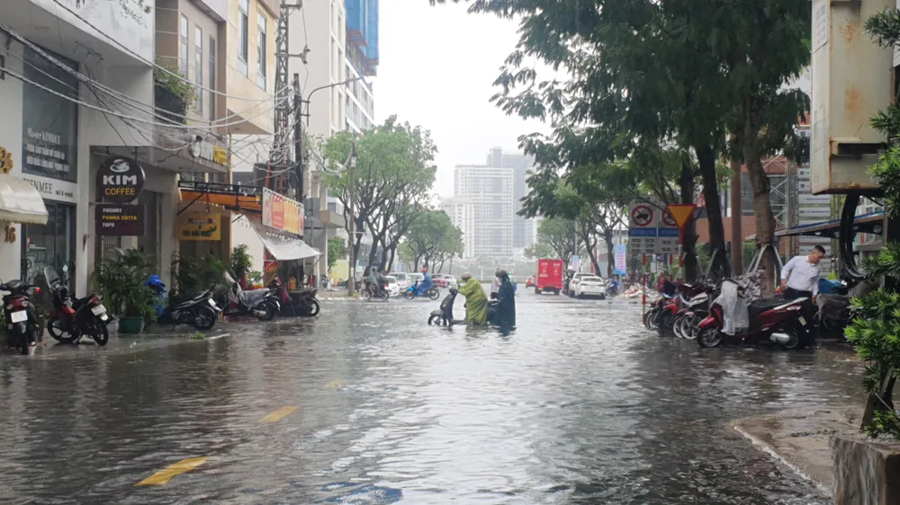 Người dân dắt xe tại nút Lê Quý Đôn. Ảnh: XUÂN QUỲNH