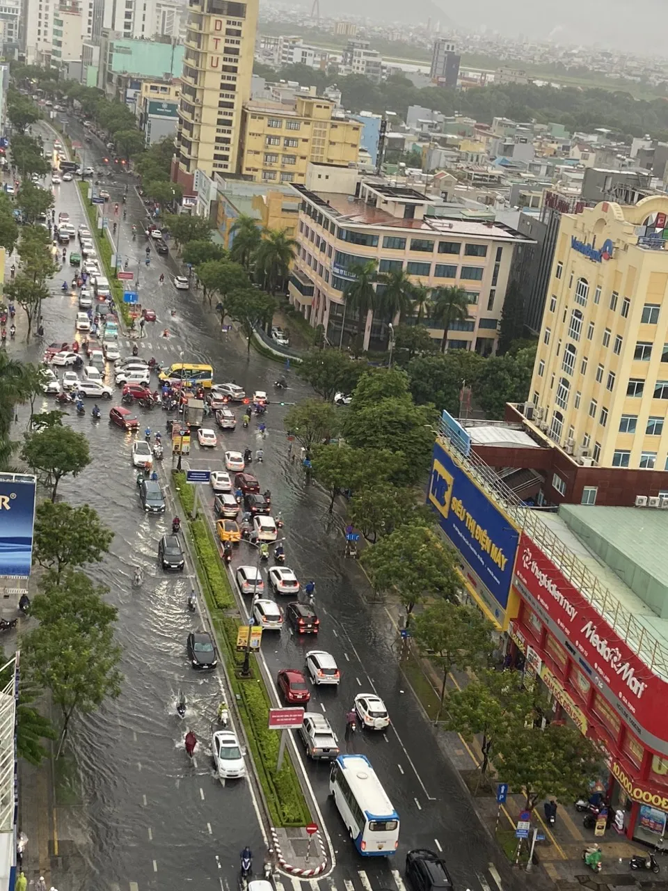 Ngập lụt ở tuyến đường Nguyễn Văn Linh