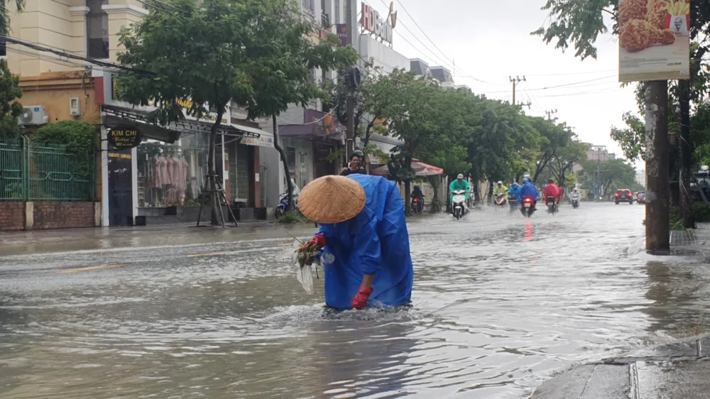 Lực lượng môi trường khơi thông đường Núi Thành. Ảnh: XUÂN QUỲNH