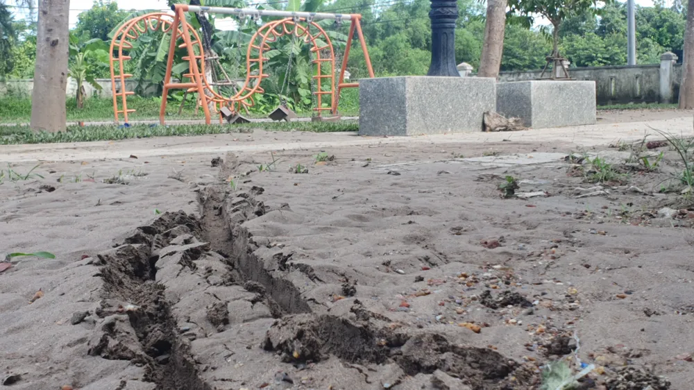 Khu vui chơi của tổ 7, phường Hòa Thọ Tây vẫn còn ngập ngụa bùn đất. Ảnh: XUÂN QUỲNH