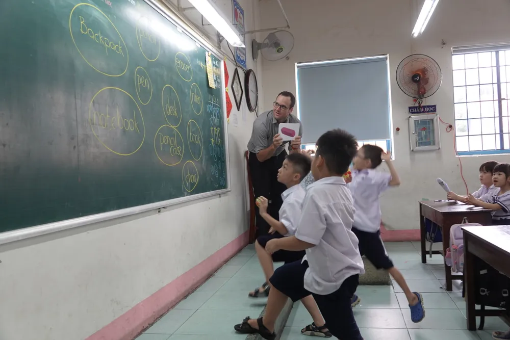 Học sinh lớp 2/2 Trường Tiểu học Phù Đổng học tiếng Anh với người nước ngoài thông qua trò chơi. Ảnh: XUÂN QUỲNH