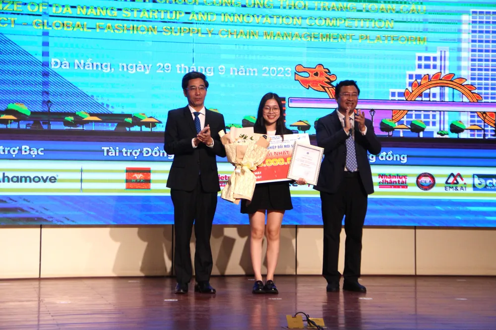 Ông Trần Chí Cường, Phó Chủ tịch UBND TP Đà Nẵng và Cục trưởng Cục Phát triển thị trường và doanh nghiệp KHCN (Bộ KH-CN) Phạm Hồng Quất trao giải nhất Cuộc thi khởi nghiệp đổi mới sáng tạo SURF 202cho dự án Wetex. Ảnh: XUÂN QUỲNH Ông Trần Chí Cường, Phó Chủ tịch UBND TP Đà Nẵng và Cục trưởng Cục Phát triển thị trường và doanh nghiệp KHCN (Bộ KH-CN) Phạm Hồng Quất trao giải nhất Cuộc thi khởi nghiệp đổi mới sáng tạo SURF 202cho dự án Wetex. Ảnh: XUÂN QUỲNH