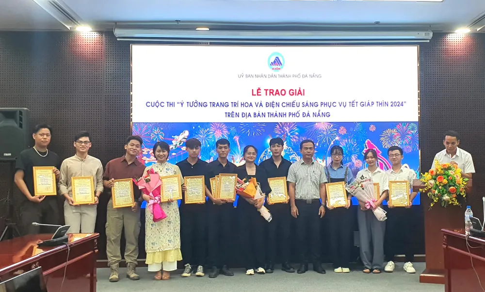 Ban tổ chức trao giải cho các đội tham gia "Ý tưởng trang trí hoa phục vụ Tết 2024". Ảnh: XUÂN QUỲNH