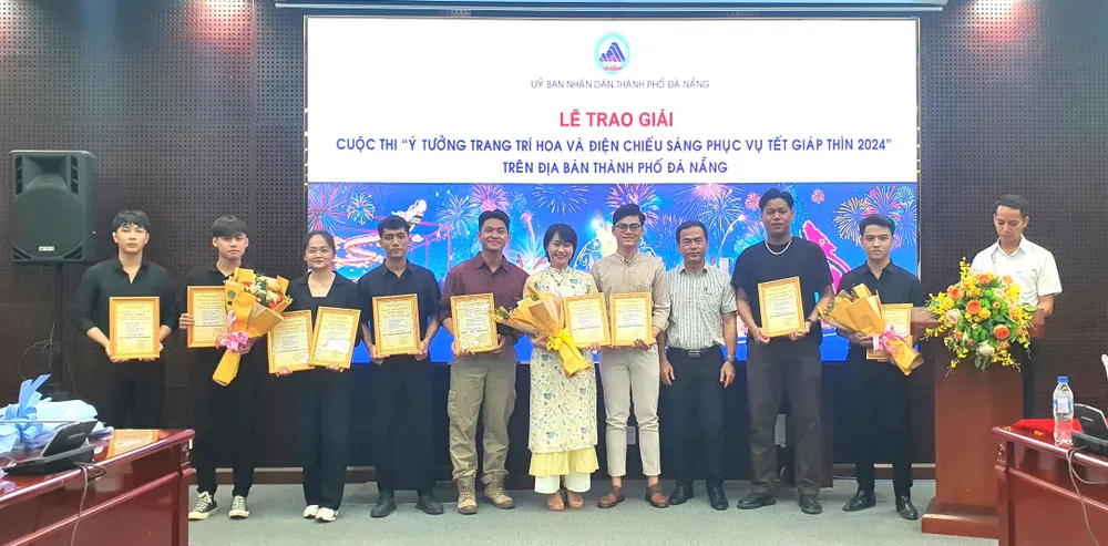 Ban tổ chức trao giải Nhất, Nhì, Ba cho các đội tham gia Ý tưởng trang trí điện chiếu sáng phục vụ Tết 2024. Ảnh: XUÂN QUỲNH