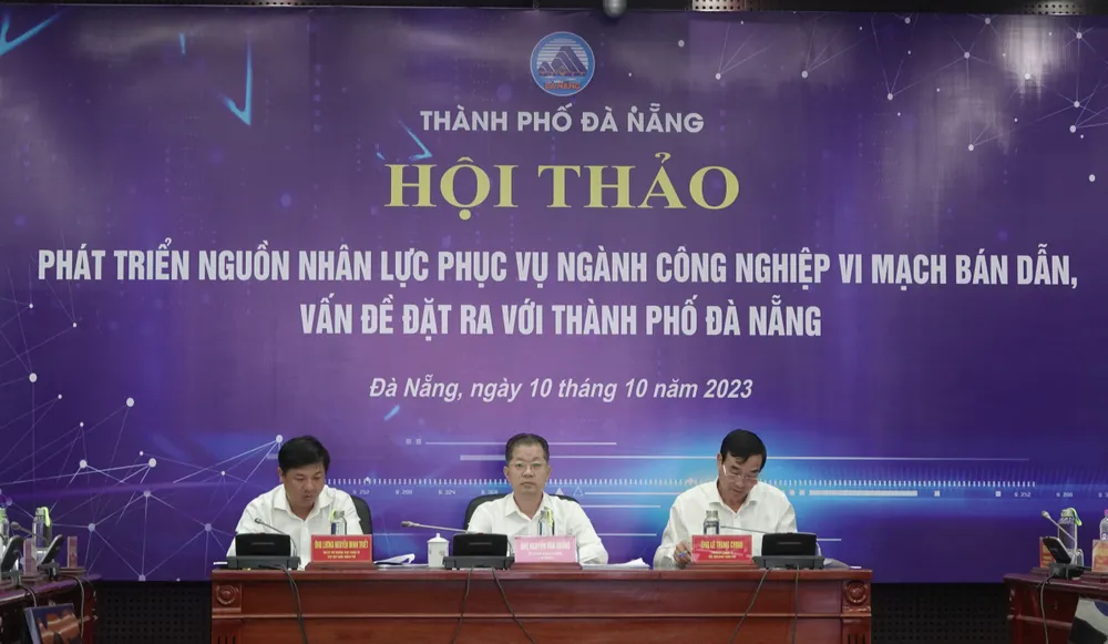 Chủ trì hội thảo có ông Nguyễn Văn Quảng, Bí thư Thành ủy Đà Nẵng; ông Lương Nguyễn Minh Triết, Chủ tịch HĐND TP Đà Nẵng và ông Lê Trung Chinh, Chủ tịch UBND TP Đà Nẵng. Ảnh: XUÂN QUỲNH