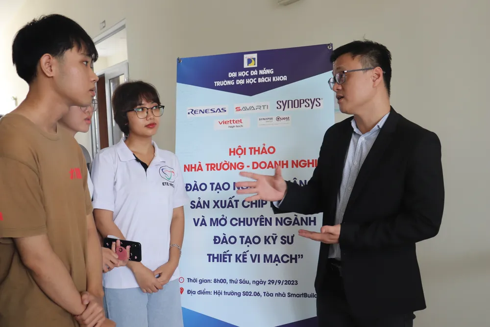 Sinh viên trao đổi với ông Nguyễn Bảo Anh bên lề hội thảo của Trường Đại học Bách khoa Đà Nẵng. Ảnh: XUÂN QUỲNH