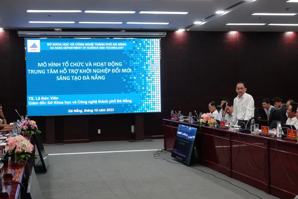 Ông Lê Đức Viên, Giám đốc Sở KH-CN Đà Nẵng trình bày tại hội thảo. Ảnh: XUÂN QUỲNH