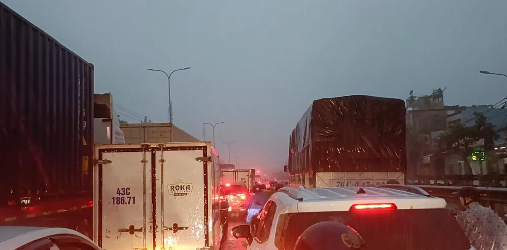 Giao thông bị tắc nghẽn trên đường Trường Chinh (quận Cẩm Lệ, TP Đà Nẵng). Ảnh: XUÂN QUỲNH