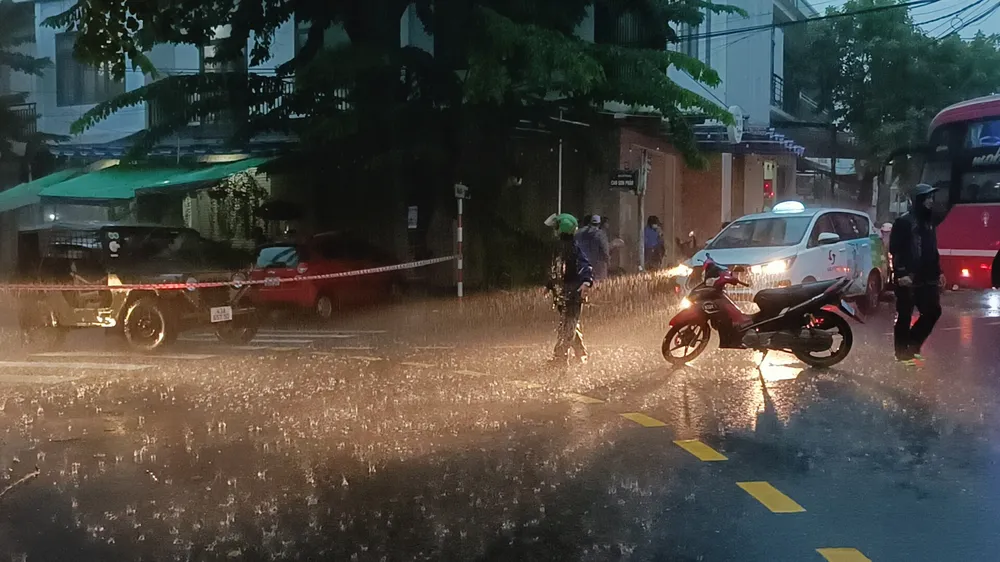 Lực lượng chức năng giăng dây, chắn các lối đi vào khu vực ngập sâu. Ảnh: XUÂN QUỲNH