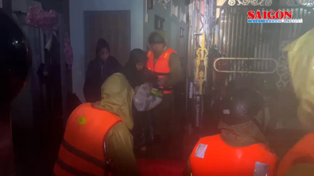 Lực lượng ứng cứu người dân tại đường Thái Thị Bôi (quận Cẩm Lệ). Ảnh: XUÂN QUỲNH Lực lượng ứng cứu người dân tại đường Thái Thị Bôi (quận Cẩm Lệ). Ảnh: XUÂN QUỲNH