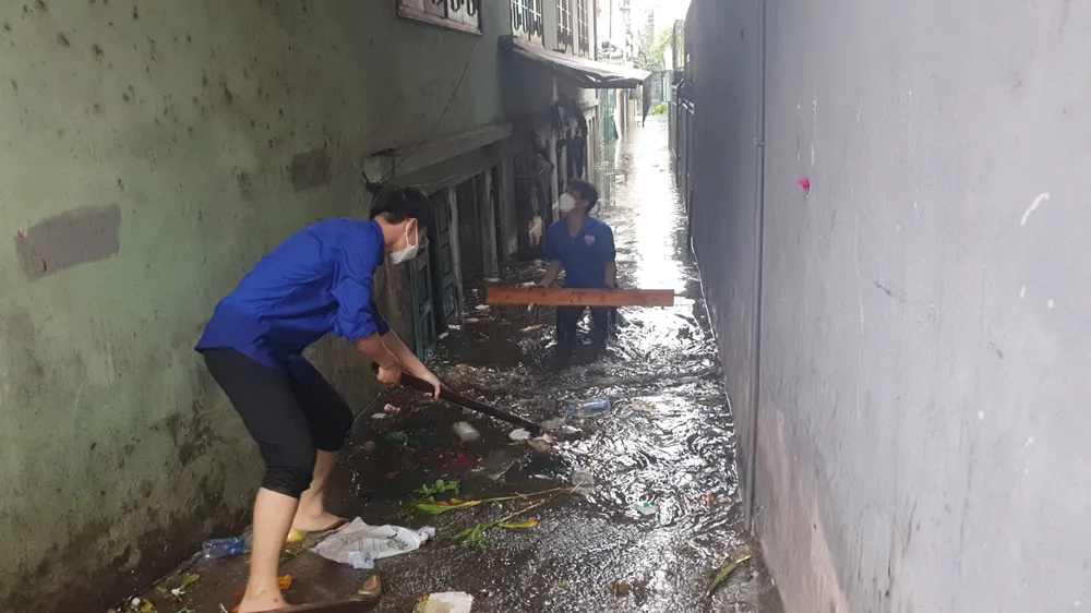 Đoàn Thanh niên hỗ trợ vớt rác tại kiệt 279 Thái Thị Bôi. Ảnh: XUÂN QUỲNH