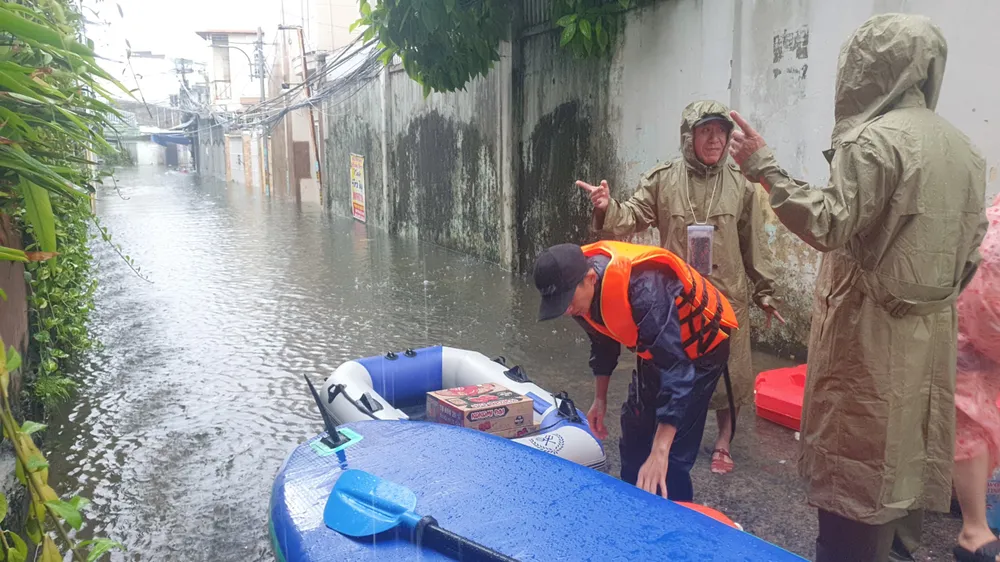 Lực lượng chức năng tiếp tế thực phẩm cho người dân kiệt 251 Thái Thị Bôi. Ảnh: XUÂN QUỲNH
