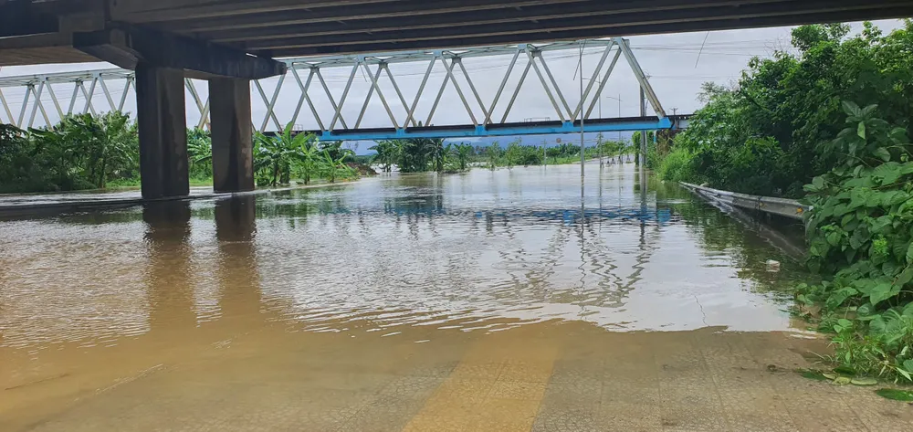 Nước chảy xiết ỏ đường Thăng Long (quận Cẩm Lệ). Ảnh: XUÂN QUỲNH