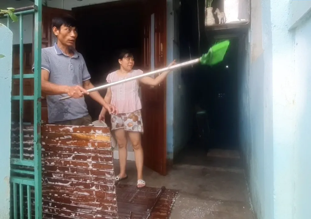 Người dân cho biết mực nước năm nay dâng lên không bằng năm ngoái. Tuy vậy, thời gian nước dâng rất nhanh. Ảnh: XUÂN QUỲNH