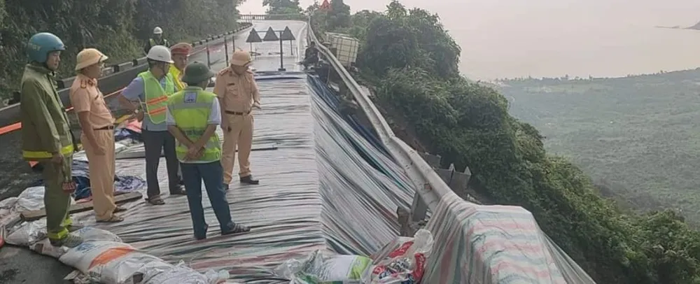 Lực lượng chức năng kiểm tra tình trạng sạt lở trên đèo Hải Vân