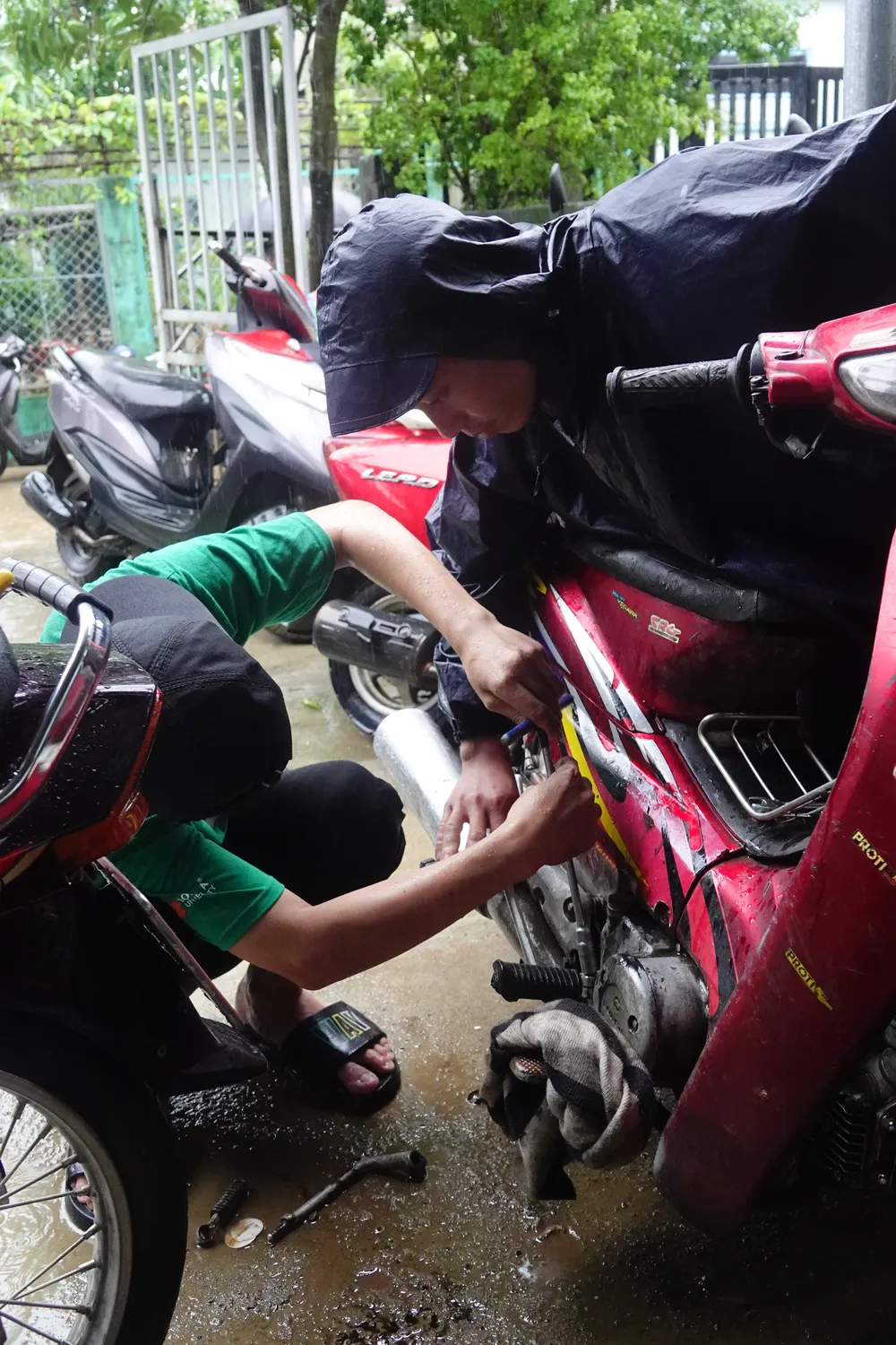 Mỗi phương tiện các bạn sinh viên sửa tầm khoảng 30 phút, tùy thuộc thời gian bị ngâm nước. Ảnh: XUÂN QUỲNH