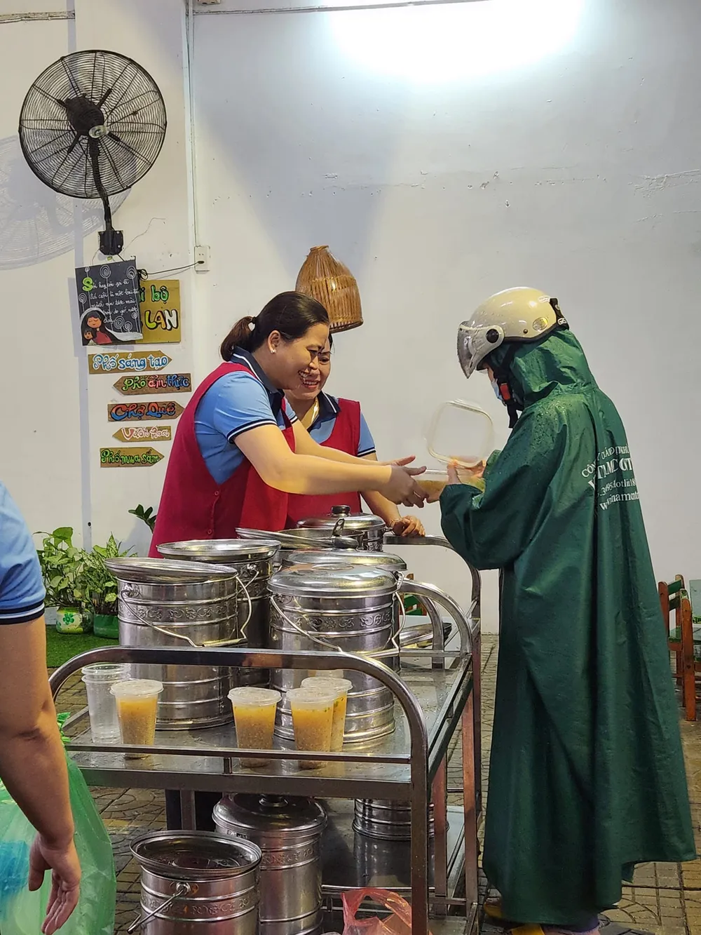 Phụ huynh Trường Mầm non Ngọc Lan (quận Hải Châu) đến trường nhận phần ăn sáng cho con vào đầu giờ sáng ngày 17-10