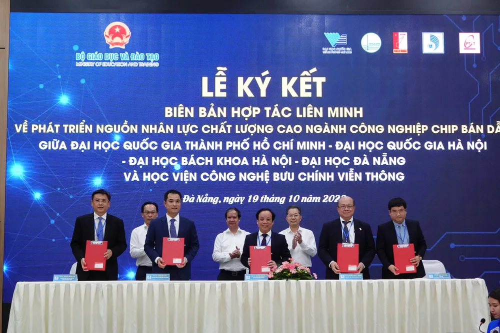 5 cơ sở giáo dục đại học gồm: Đại học Quốc gia Hà Nội, Đại học Quốc gia TPHCM, Đại học Đà Nẵng, Đại học Bách khoa Hà Nội, Học viện Công nghệ Bưu chính Viễn thông ký kết Biên bản hợp tác liên minh. Ảnh: XUÂN QUỲNH 5 cơ sở giáo dục đại học gồm: Đại học Quốc gia Hà Nội, Đại học Quốc gia TPHCM, Đại học Đà Nẵng, Đại học Bách khoa Hà Nội, Học viện Công nghệ Bưu chính Viễn thông ký kết Biên bản hợp tác liên minh. Ảnh: XUÂN QUỲNH