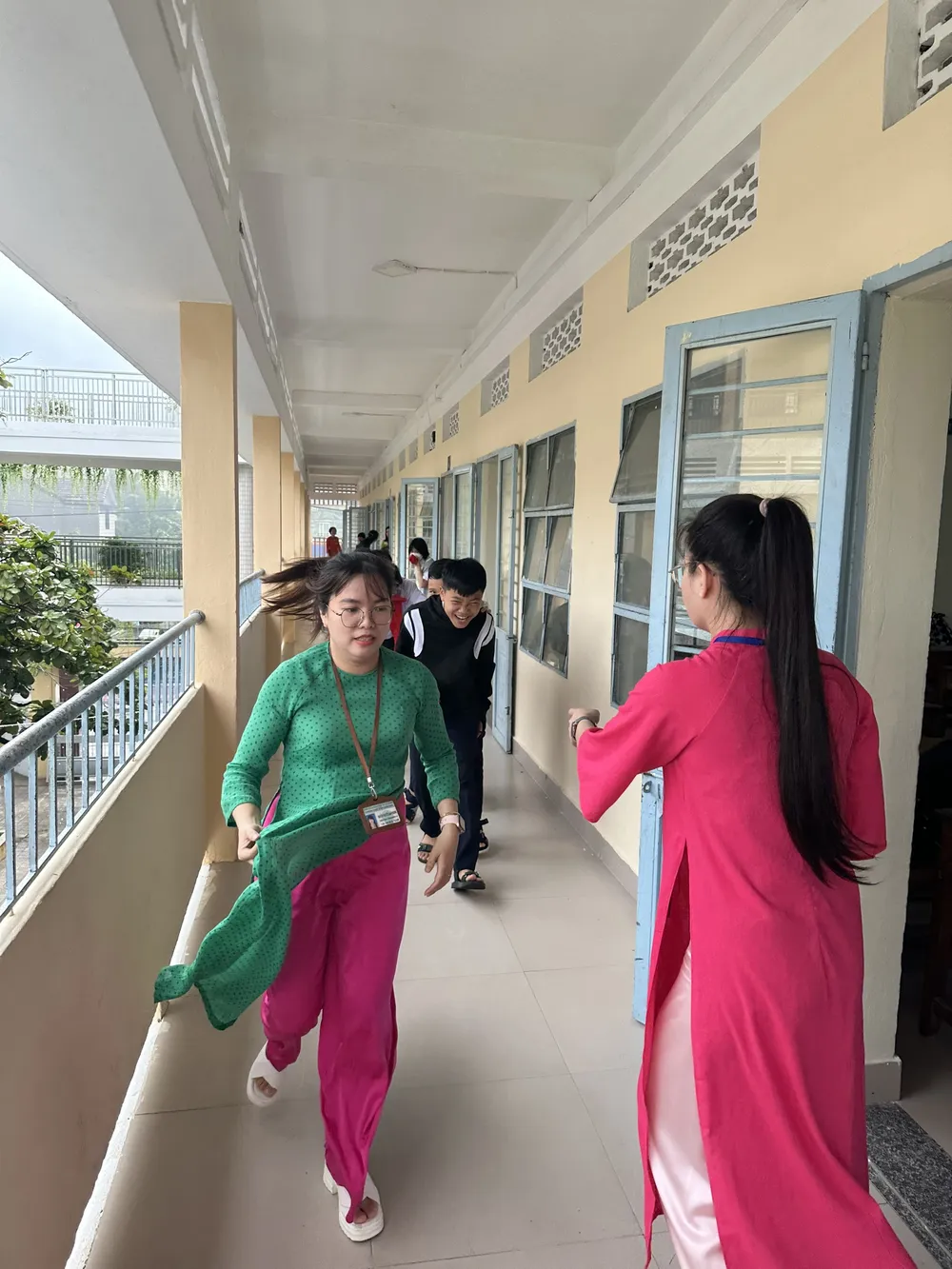 Tổ chức thông báo, hướng dẫn, trấn an tinh thần cho cán bộ, giáo viên, học sinh nhanh chóng di chuyển ra nơi an toàn