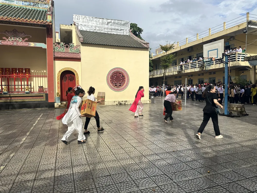 Di chuyển tài sản (thùng giấy giả định…) trong khu vực cháy ra khu vực an toàn