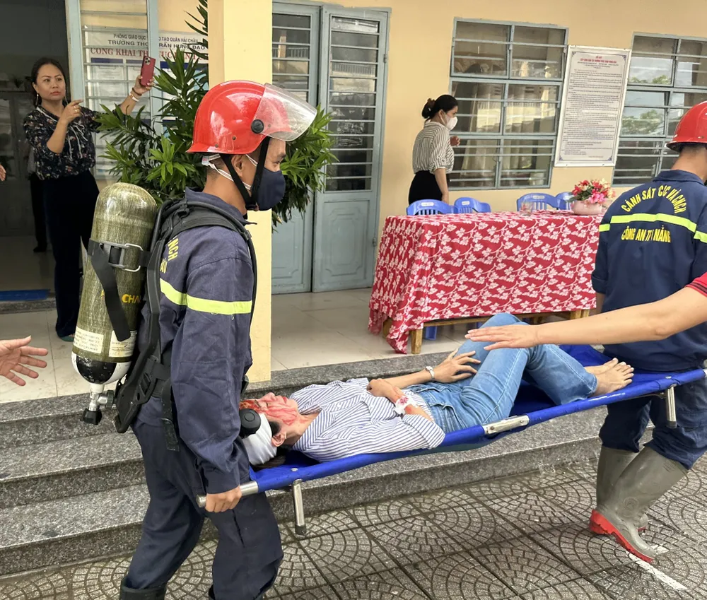 Sử dụng băng ca khiêng người bị nạn ra nơi an toàn