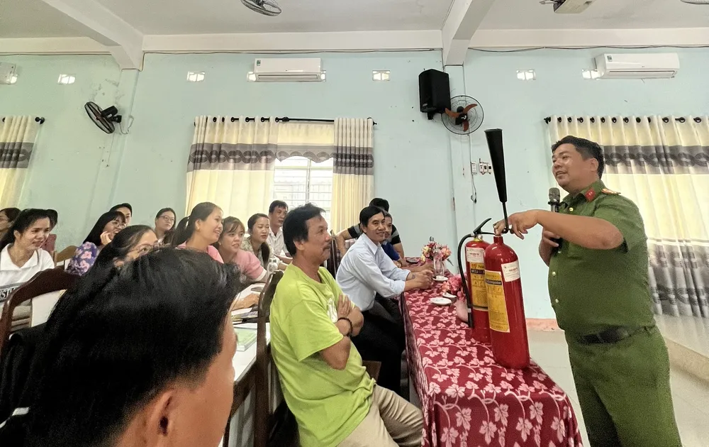 Hướng dẫn cách sử dụng bình chữa cháy cho đội viên Đội PCCC cơ sở, cán bộ, nhân viên, giáo viên của trường