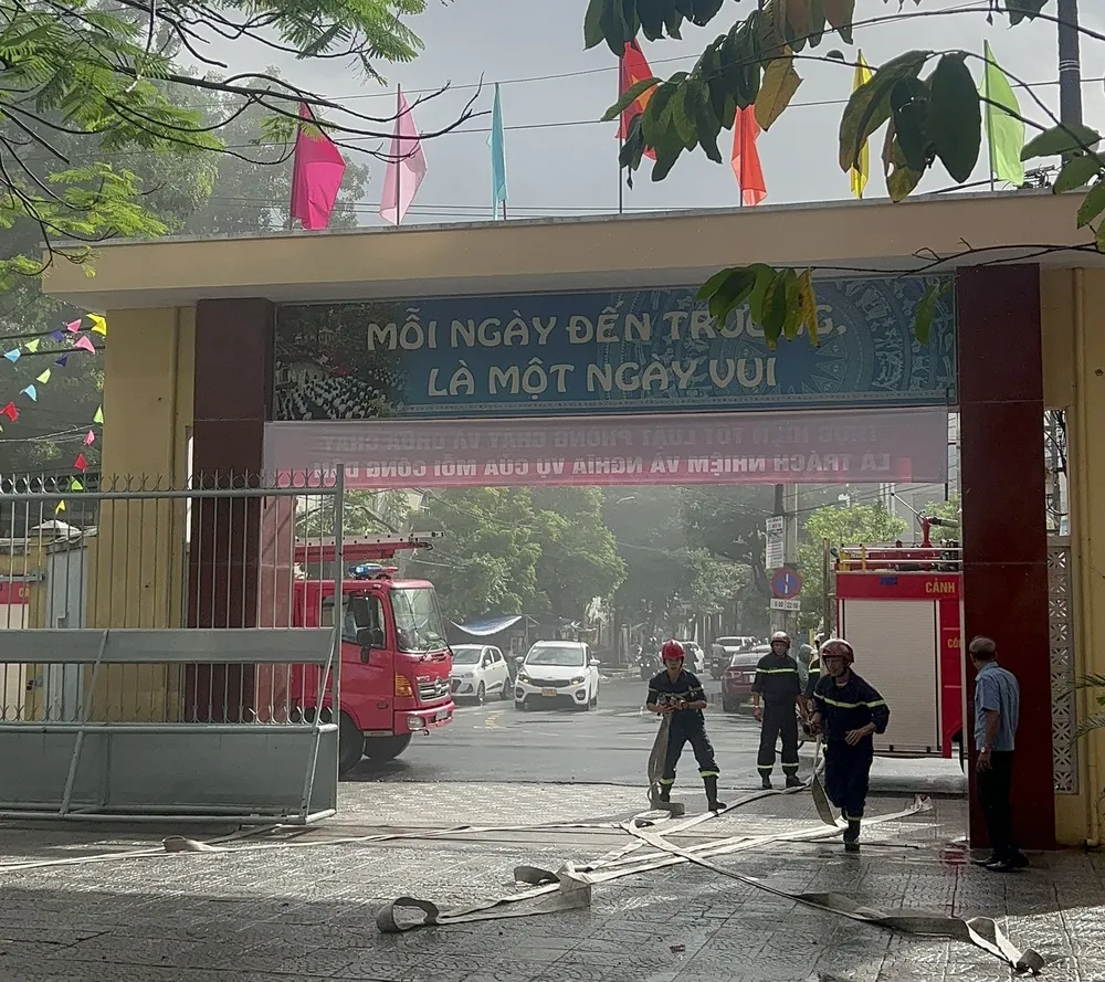 Đội Cảnh sát Phòng cháy chữa cháy và Cứu nạn cứu hộ (Công an quận Hải Châu) tiếp cận đám cháy, đỗ xe ở vị trí thuận lợi trên đường Trưng Nữ Vương