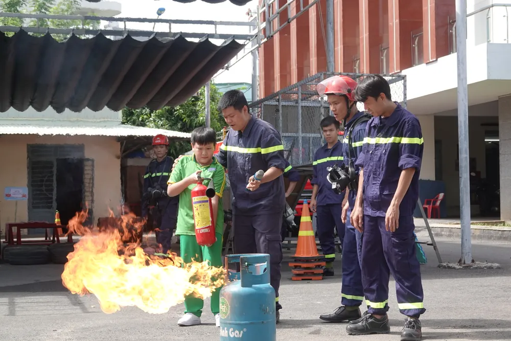 Rèn kỹ năng phải bình tĩnh khi xảy ra sự cố cháy. Ảnh: XUÂN QUỲNH