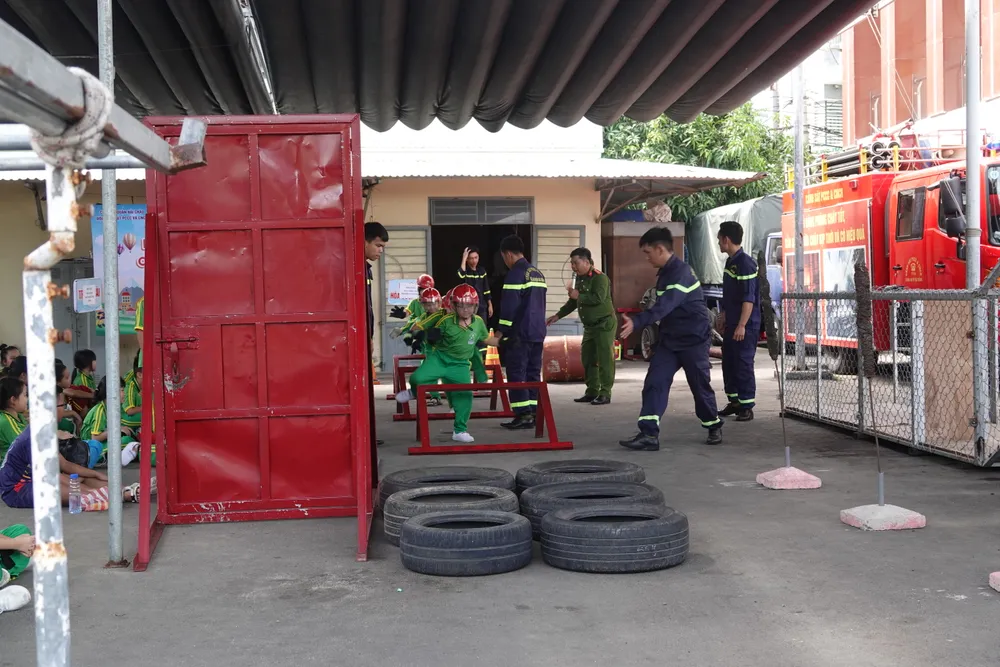 Học sinh được rèn luyện phương thức vượt chướng ngại vật. Ảnh: XUÂN QUỲNH