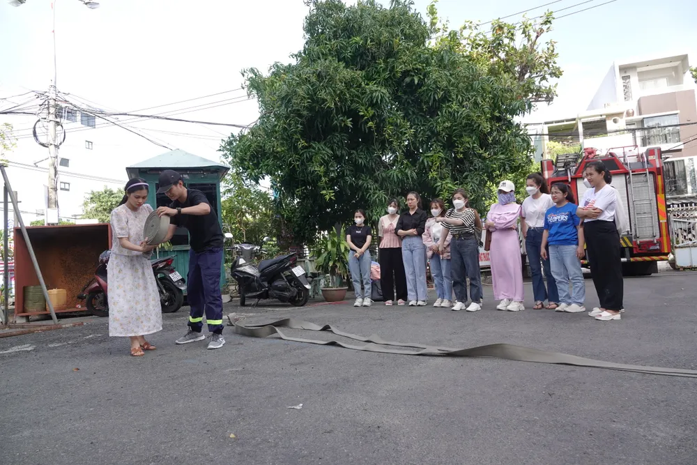 Các giáo viên được tập huấn cách sử dụng phương tiện chữa cháy. Ảnh: XUÂN QUỲNH