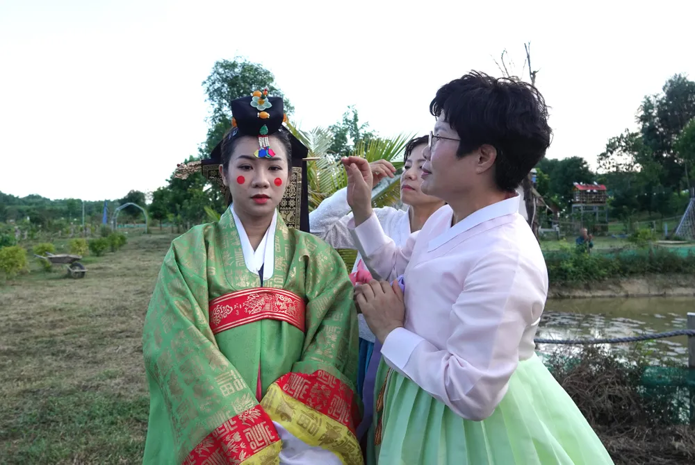 Cô dâu chuẩn bị trước khi lễ cưới bắt đầu. Ảnh: XUÂN QUỲNH