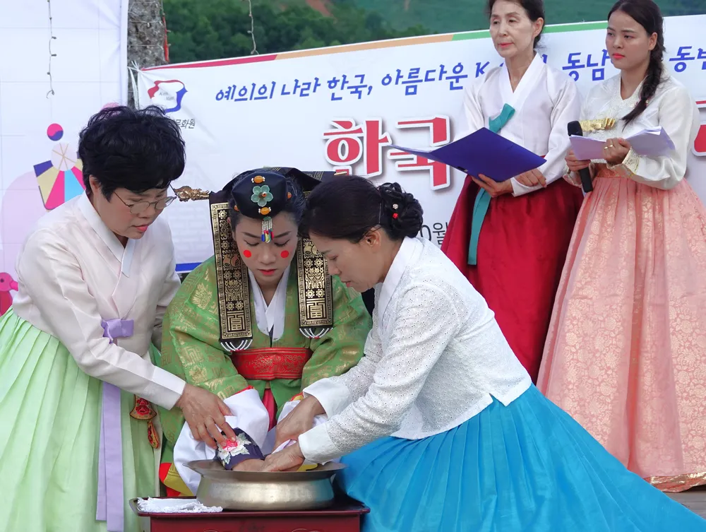 Nghi thức rửa tay trong lễ cưới truyền thống Hàn Quốc. Ảnh: XUÂN QUỲNH
