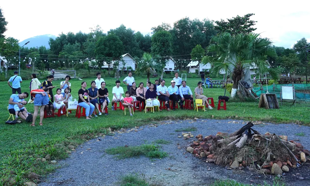 Người thân và du khách xem lễ cưới truyền thống Hàn Quốc. Ảnh: XUÂN QUỲNH