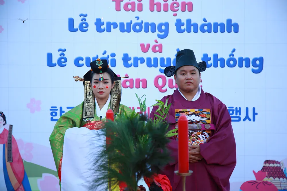 Cô dâu, chú rể trong trang phục truyền thống Hàn Quốc. Ảnh: XUÂN QUỲNH