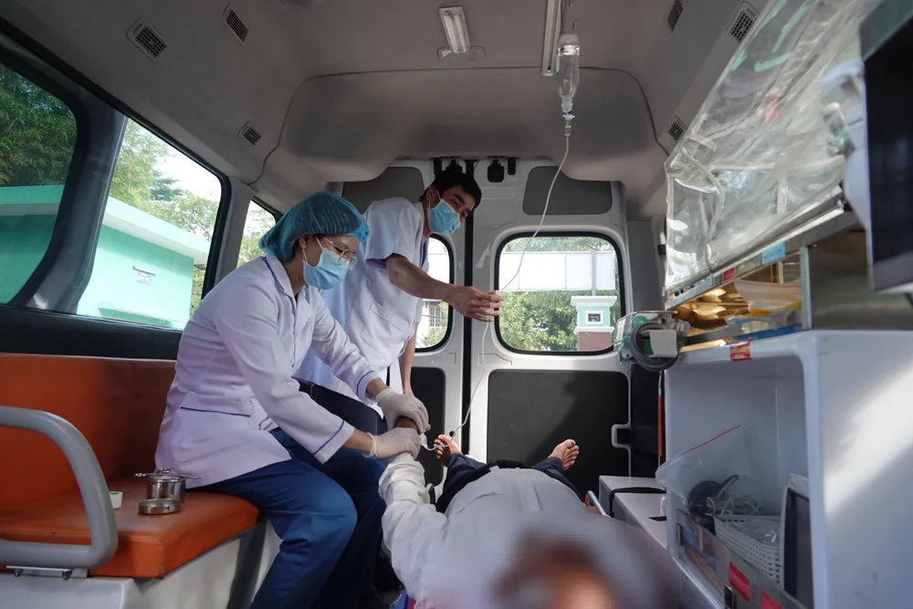 Êkíp Trung tâm cấp cứu 115 Đà Nẵng cấp cứu trước viện cho một bệnh nhân đột quỵ não theo chuẩn thế giới. Ảnh: XUÂN QUỲNH