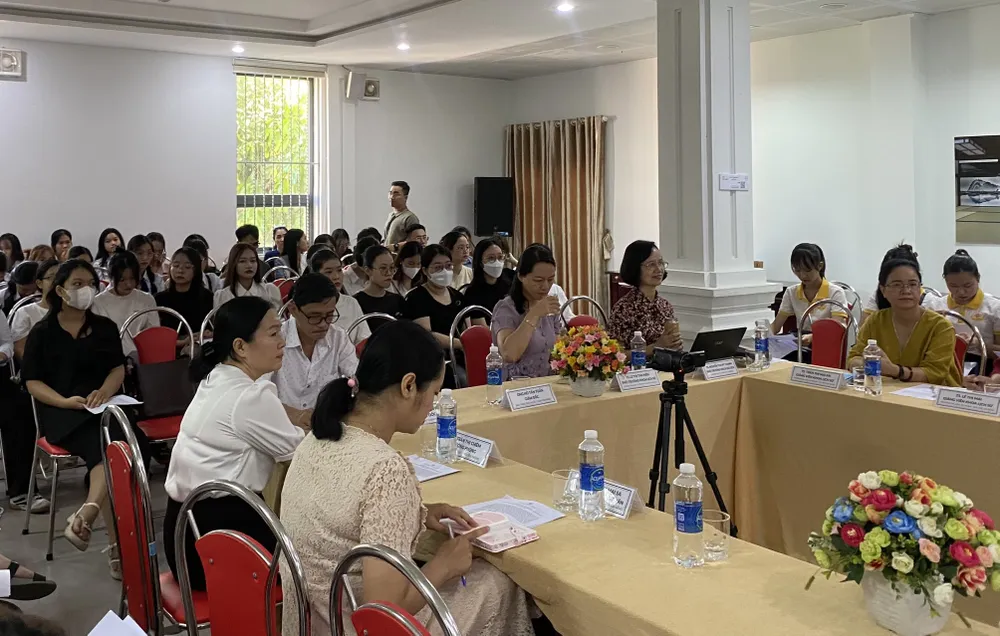 Sinh viên, giảng viên cùng trao đổi, thảo luận sau khi tham quan Bảo tàng Điêu khắc Chăm