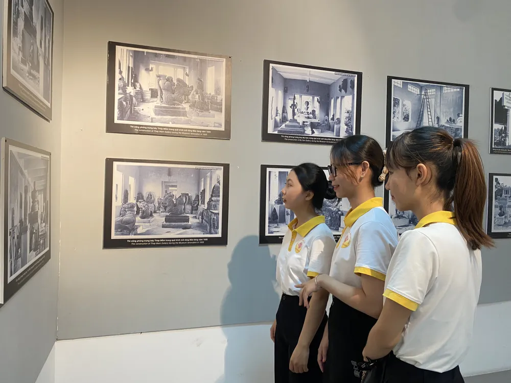 Sinh viên các trường đại học tại TP Đà Nẵng tham quan không gian tại Bảo tàng Điêu khắc Chăm