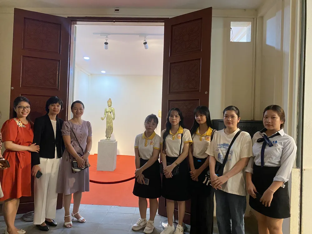 Sinh viên, giảng viên chụp lưu niệm sau những buổi tham quan, trao đổi học thuật tại Bảo tàng Điêu khắc Chăm Đà Nẵng