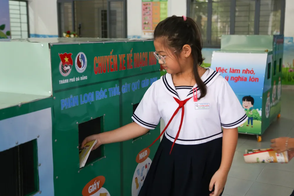 Em Nhã Uyên, học sinh lớp 5/3 Trường Tiểu học Lê Đình Chinh tiến hành phân loại rác thải